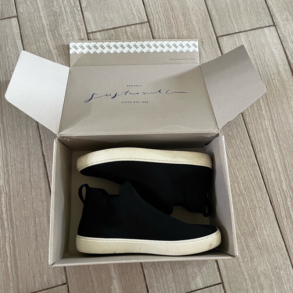 Brand: Rothy’s, The Chelsea Boot
Size: 9
Color: Black